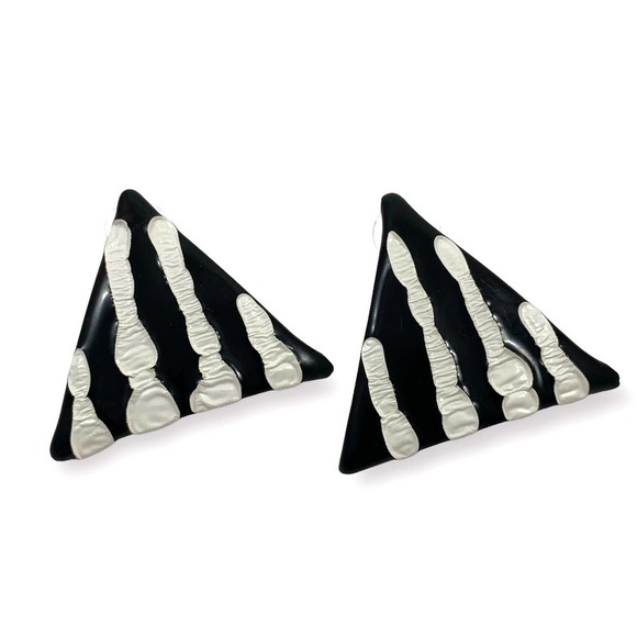 Vintage large triangular black and white pinstripe enamel earrings - Picture 1 of 11